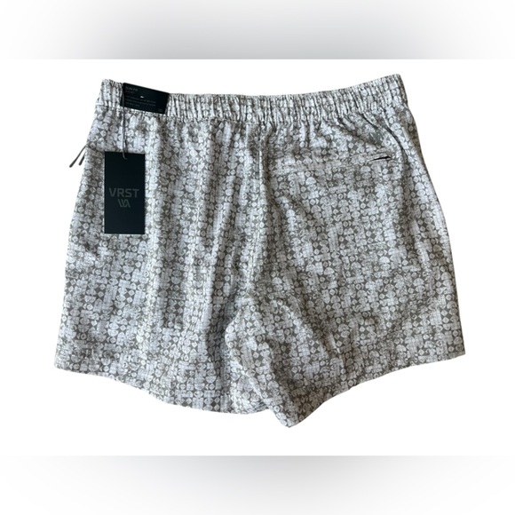 NWT VRST Men’s 5” Resort Shorts Quick Dry in White/Silver Stamped Geo in size M - Picture 3 of 6